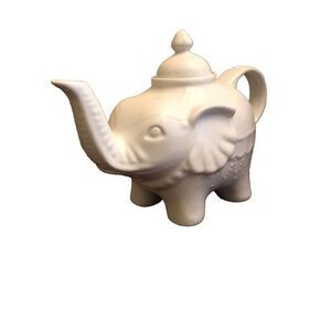 Vintage White Porcelain Elephant Teapot‎ by Cordon Bleu 28 oz.